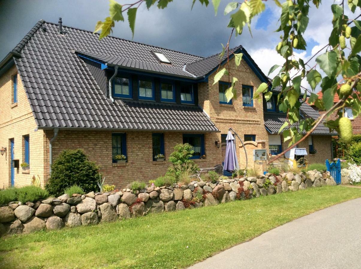 Ferienwohnung "Alter Gutshof" Huehnergott Sellin  Exterior photo